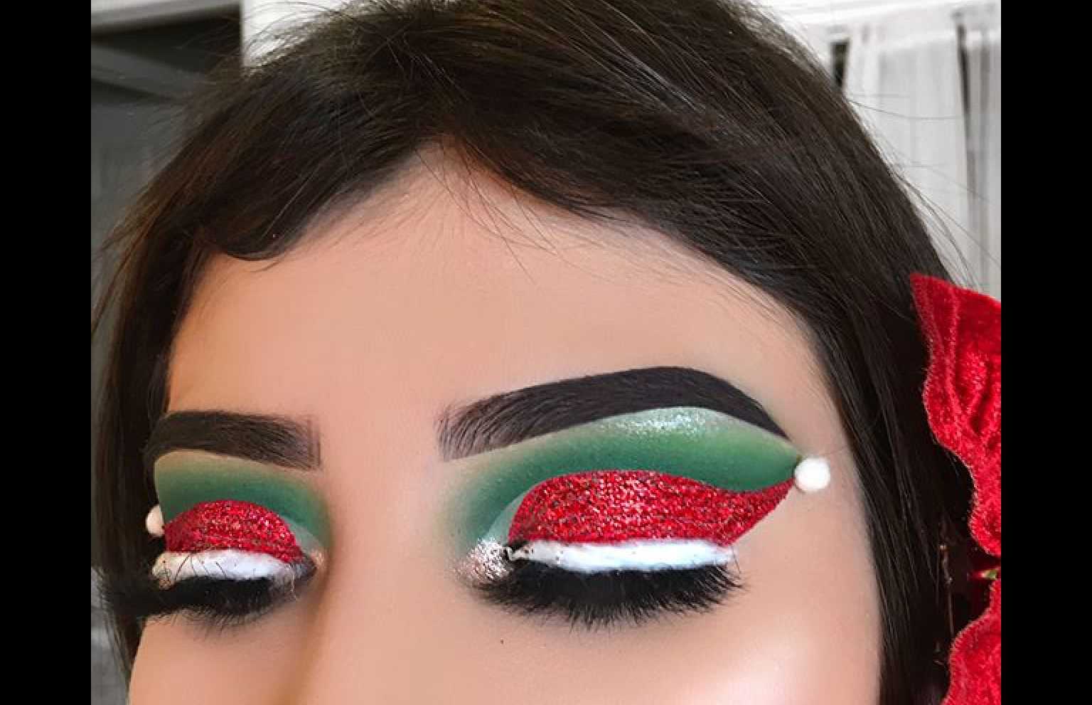 Новогодний макияж глаз красно-зеленый