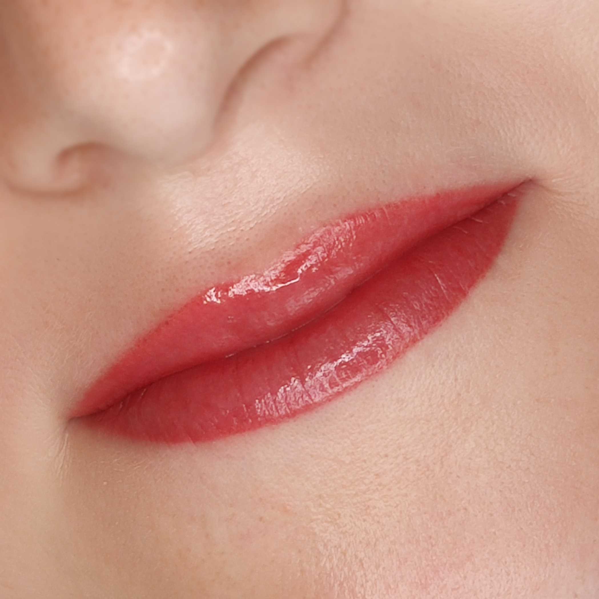 Перманентный макияж губ цвета на губах