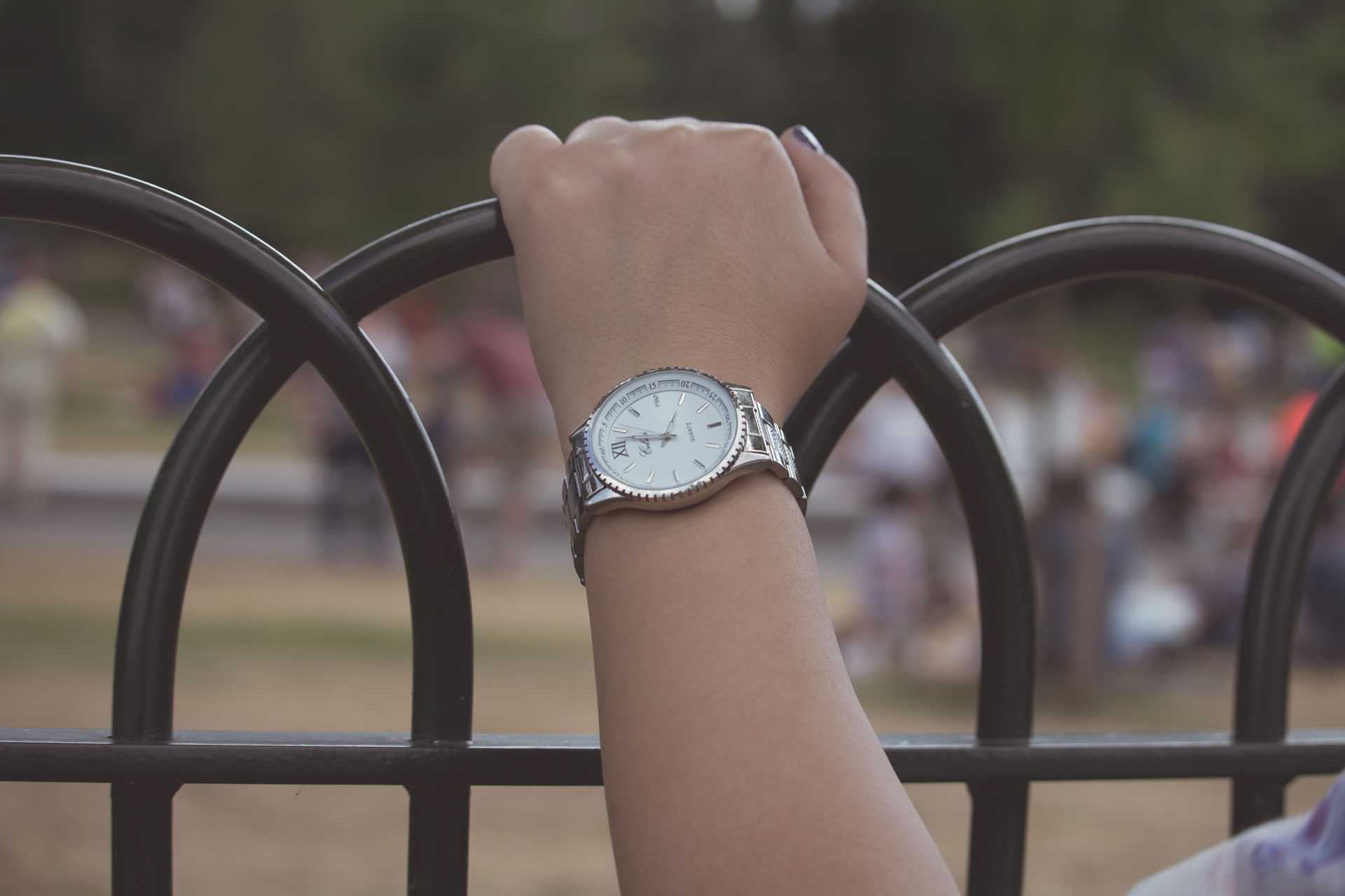 Девушка подарила часы. Часы на руке. Маленькие часы на руку. Рука с часами. Часы на руке женщины.