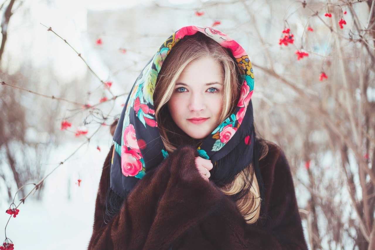 Pretty russian. Красивые подростки девочки славянки. Девушка Славянка зимой. Девочка Славянка в платке зима. Девочка-подросток в платке.