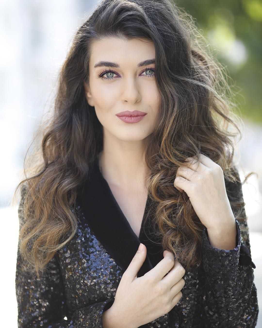 фото самой красивой турецкой актрисы