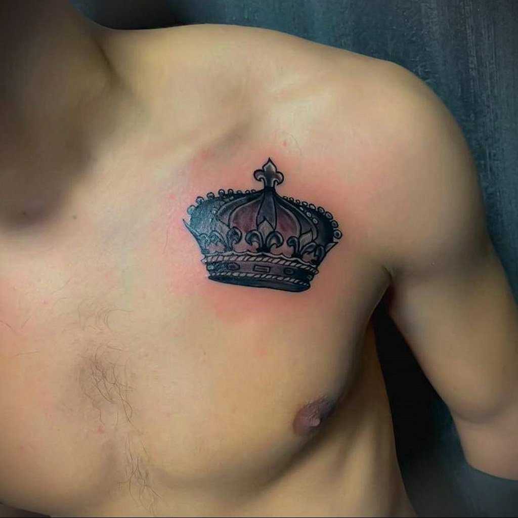 Корона тату мужчин. Тату корона. Тату корона мужская. Тату корона на шее мужские. Тату корона на груди.