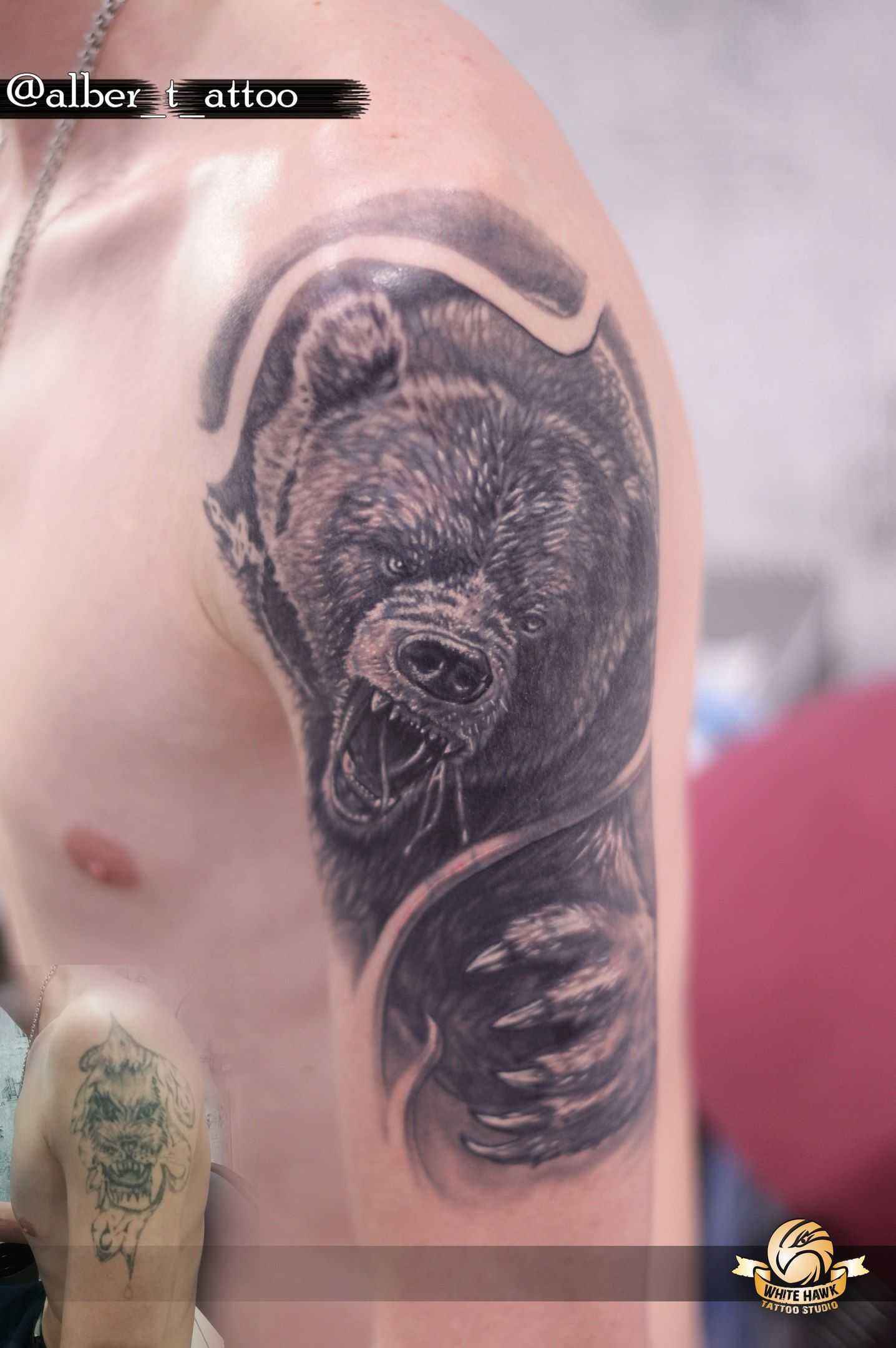 Татуировка мужская реализм на плече медведь и коловрат | Art of Pain