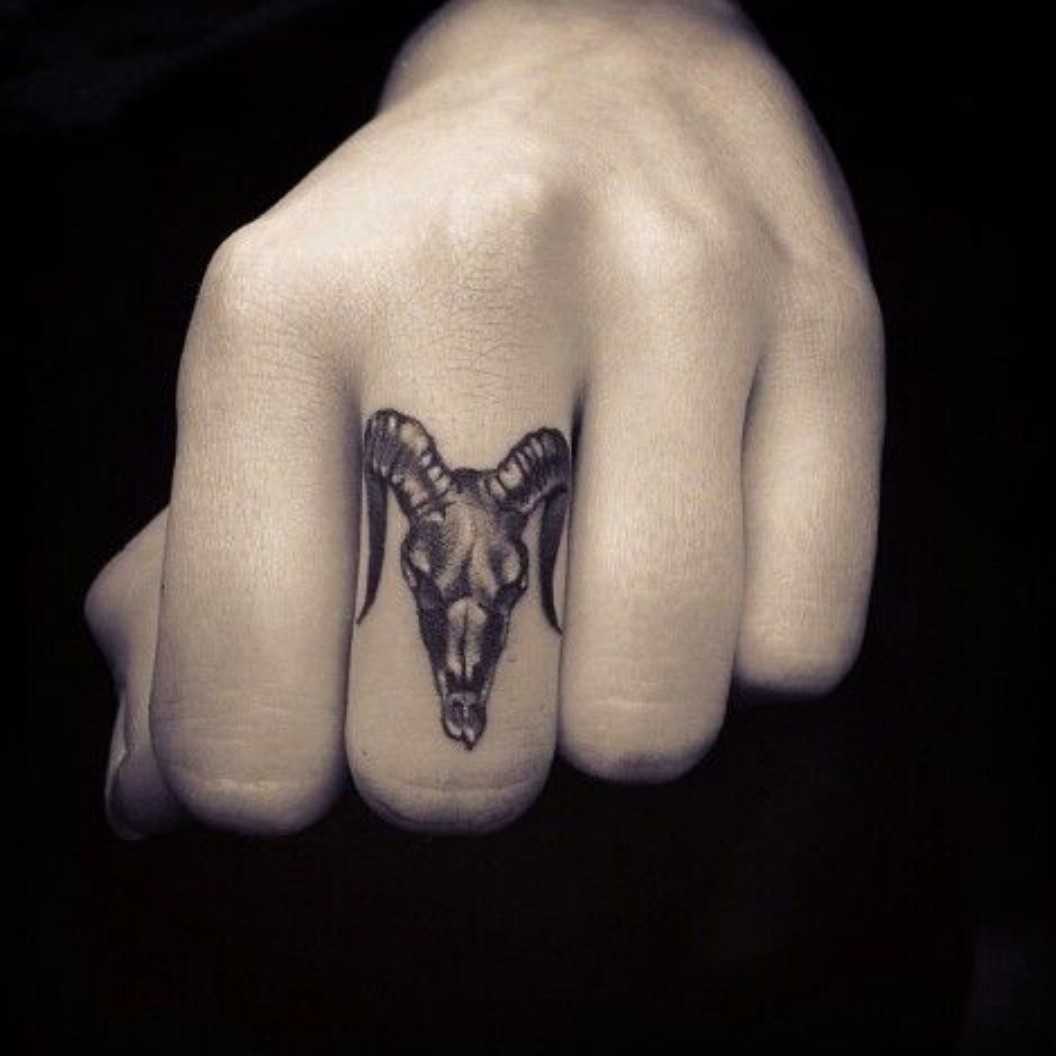 Череп на пальце. Татуировки на пальцах. Тату Овен на пальце. Знак овна в тату на пальце. Татуировки на пальцах эскизы.