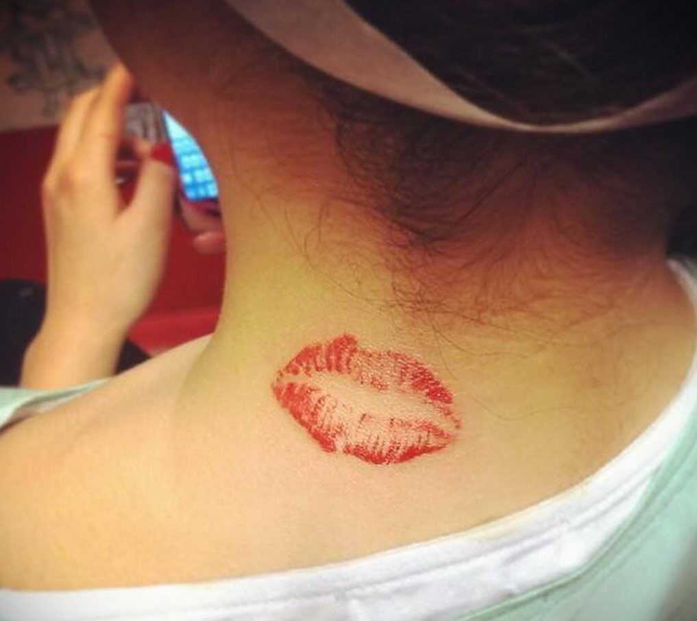 Татуировка губы, поцелуй