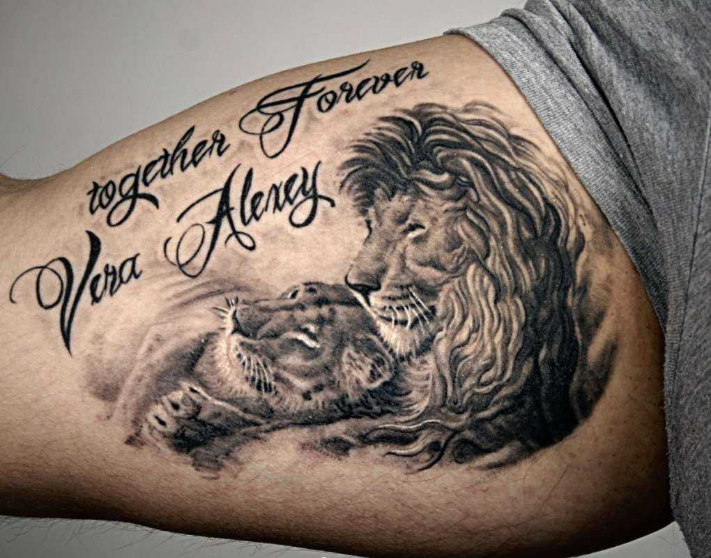 Татуировка мужская на плечо со смыслом. Тату Лев. Татуировки Льва для мужчин на руке. Семейные тату для мужчин. Тату Лев на плече.